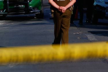Dos carabineros resultan heridos tras manipulación de arma al interior de comisaría de Santiago