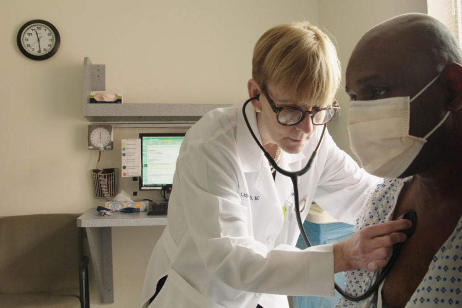 Diagnosis S1Dr. Lisa Sanders Inspecting a patient