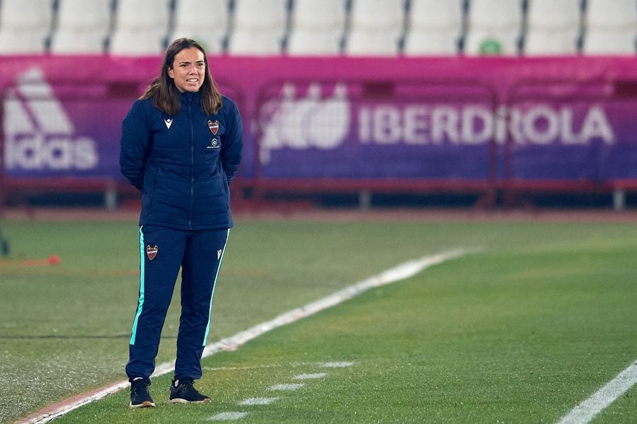 María Pry, nueva entrenadora de Santiago Morning, en su paso por el Levante.