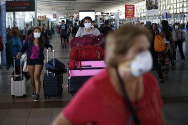 Turistas llegan a aeropuerto de Santiago