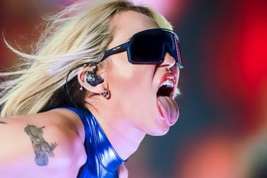 La noche de Miley Cyrus: una diva eléctrica y rockera suelta en Cerrillos