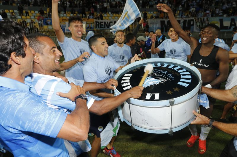 Los jugadores de Magallanes celebran por la obtención de la Supercopa