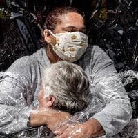“El primer abrazo”: Pandemia marca la imagen ganadora de World Press Photo 