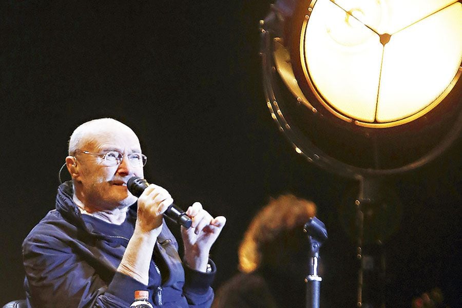 Pese a problemas de salud, Phil Collins brilla con sus hits