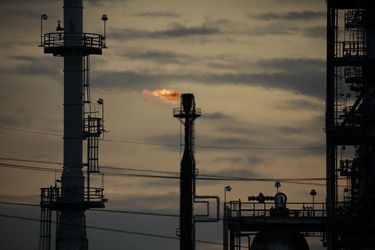 Petróleo cae bajo US$90 por primera vez desde invasión rusa en Ucrania