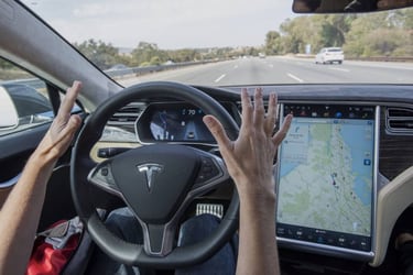 Tesla retira autos con sistema de conducción autónoma por riesgo de accidentes
