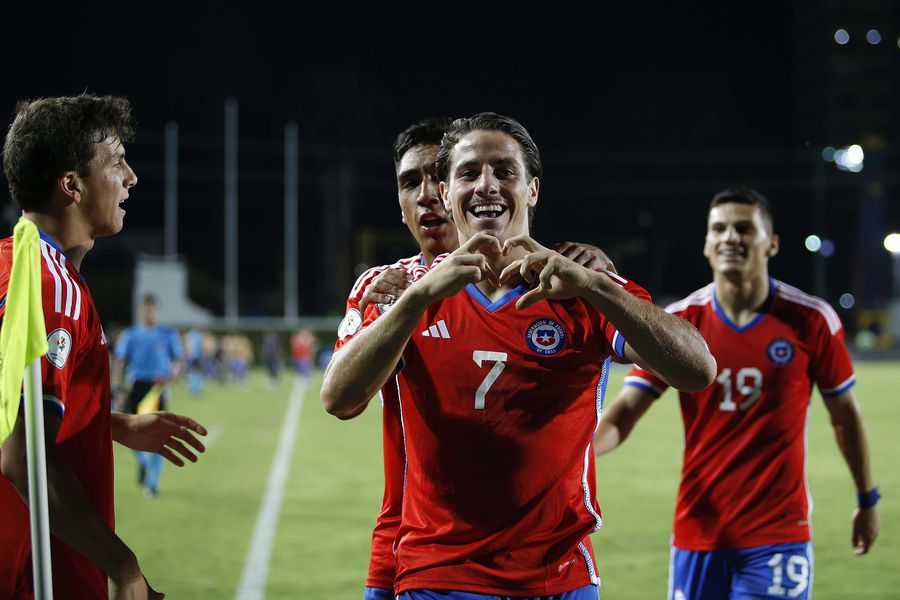 Clemente Montes celebra tras anotarle a Uruguay.
