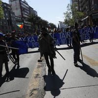 Carabineros reporta desórdenes en marcha del día de Encuentro de Dos Mundos en el centro de Santiago  