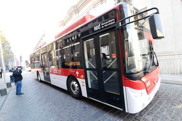 Ministros del gabinete se desplazan a la Catedral Metropolitana en buses eléctricos. (Foto: Agencia Uno)