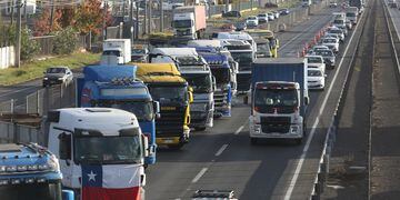 Camioneros bloquean sector Buin-Paine