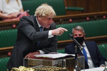 El “escándalo del papel mural” y sus dichos sobre la pandemia: Boris Johnson en tela de juicio a una semana de elecciones locales