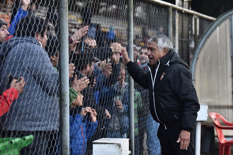 José Sulantay saluda a los hinchas durante su última estadía en Cobreloa.