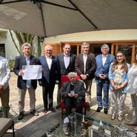 Gobierno de Chile reconoce trayectoria del periodista afincado en Perú por 50 años