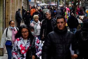 Economía chilena sigue desacelerándose en medio de caída en el consumo de los hogares