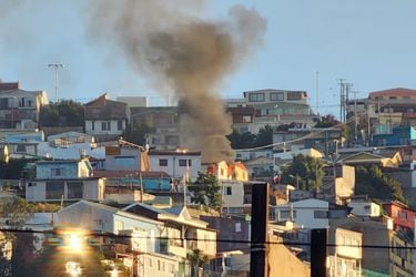 Bomberos contiene incendio que dejó dos viviendas destruidas en Cerro La Cruz de Valparaíso