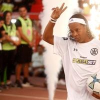 Firmando piernas, negándose a llevar una GoPro y hostil con el árbitro: el show de Ronaldinho en Chile