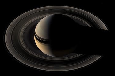 Dos astrónomos chilenos realizan un fascinante descubrimiento en Saturno