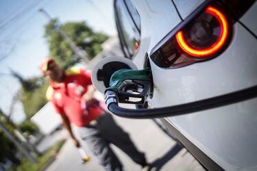 Bencinas anotan nueva caída y en siete regiones la gasolina de 93 octanos ya se ubica bajo los $1.300 promedio