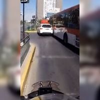 Bus RED saca por la fuerza a vehículo que se coló en vía exclusiva