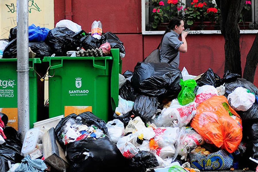 Santiago continúa acumulando basura en sus calles La Tercera