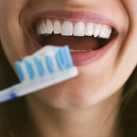 Soy dentista y estos son los 3 hábitos que arruinan tus dientes