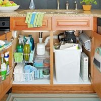 12 productos que nunca debes guardar bajo el lavaplatos o el lavamanos