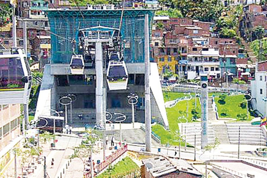 La línea de teleféricos en Medellín, llamada metrocable.