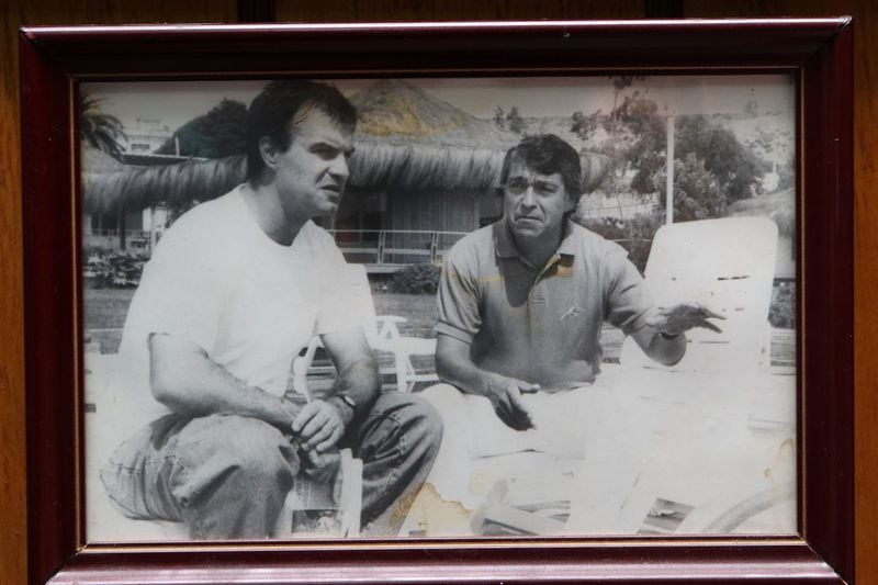 Esta imagen enmarcada de Marcelo Bielsa y José Sulantay adornaba la casa del fallecido técnico chileno.