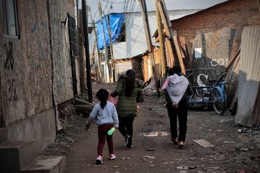 Casen 2022: un 17,7% de menores de edad migrantes es pobre por ingresos versus 10% de los nacidos en Chile