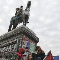 Monumento a Baquedano se queda en Plaza Italia