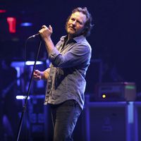 Eddie Vedder sin voz, una pelea y un baterista por teléfono: los acontecidos últimos shows de Pearl Jam 