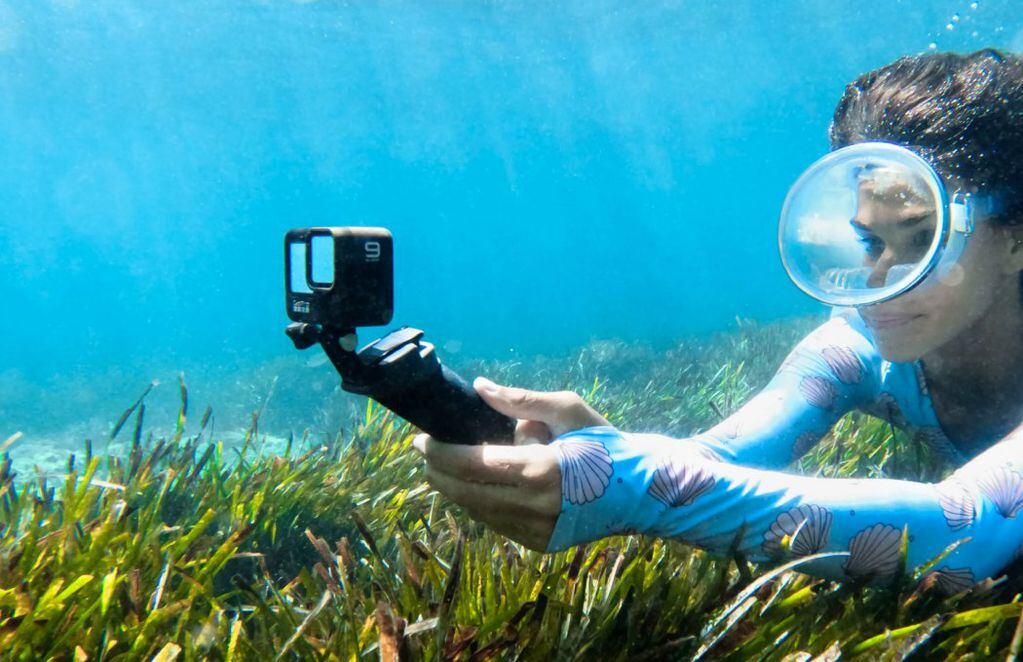 Nado bajo el agua con una GoPro.