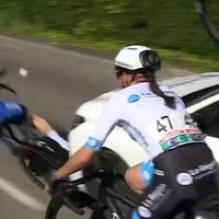 “Escena surrealista”: ciclista francesa fue atropellada en competencia por auto de rival