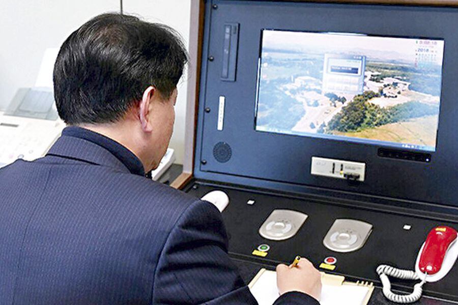Un oficial del gobierno surcoreano revisa la comunicación para hablar con sus pares de Corea del Norte, este miércoles en Panmunjom.