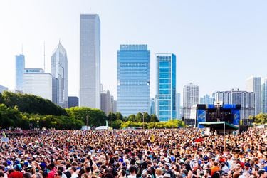 huge-crowds-enjoy-lollapalooza-2014-festival-in-grant-park-chicago