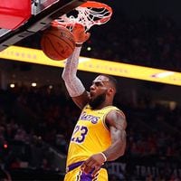 Las increíbles encestadas de LeBron James en su debut por Los Ángeles Lakers