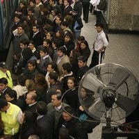 Metro cierra estación Universidad Católica por disturbios en el exterior