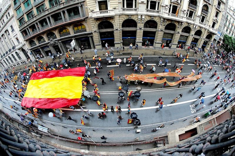 Varios participantes portan la bandera española durante la manifestación convocada por Movimiento Cívico de España y Catalanes en Barcelona, con el lema "Catalunya es Espanya. Democracia, futuro y libertad". EFE