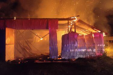 Investigan incendio que destruyó galpón de fundo en Los Ríos