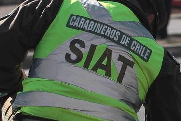 Micro choca contra vivienda y deja a una mujer fallecida en Santiago Centro