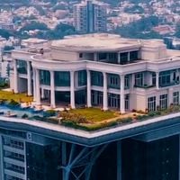 Millonario construye réplica de la Casa Blanca sobre un rascacielos en la India