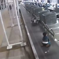 Niño se coló en cinta transportadora de equipaje en Aeropuerto de Santiago: Debió ser rescatado por trabajadores