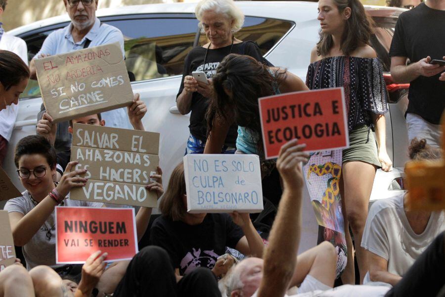 Protestas en la embajada de Madrid