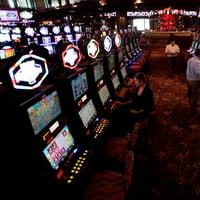 Regulador modifica horario de funcionamiento de casinos y ordena cierre durante toque de queda