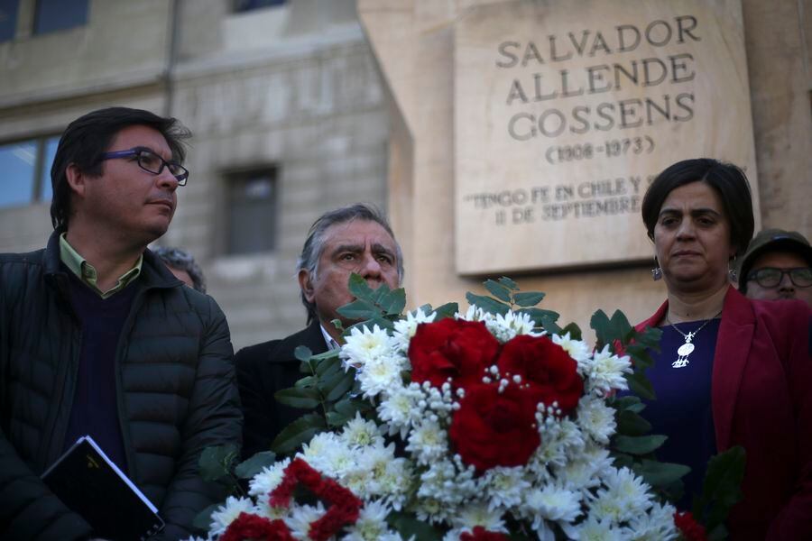 Partido Comunista pone ofrenda floral en homenaje al presidente Salvador Allende