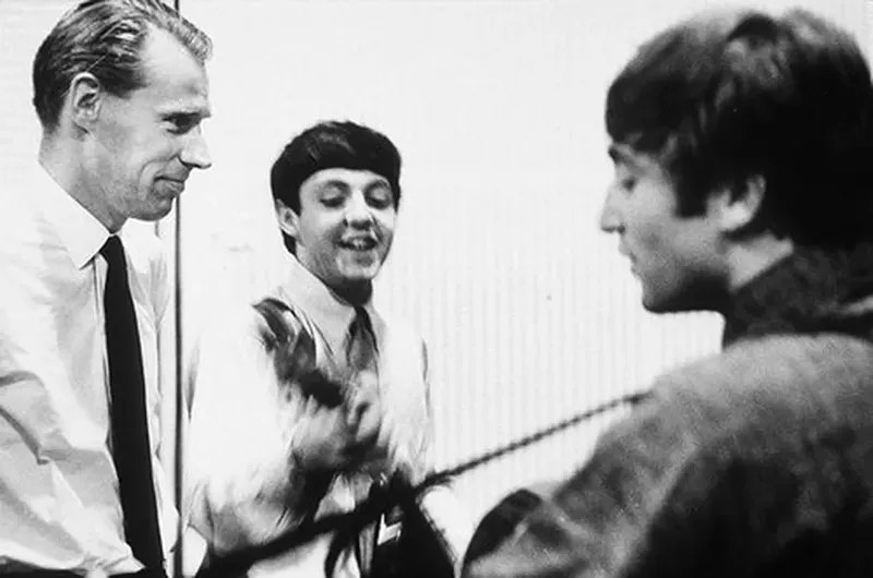 El productor George Martin junto a Paul McCartney y John Lennon