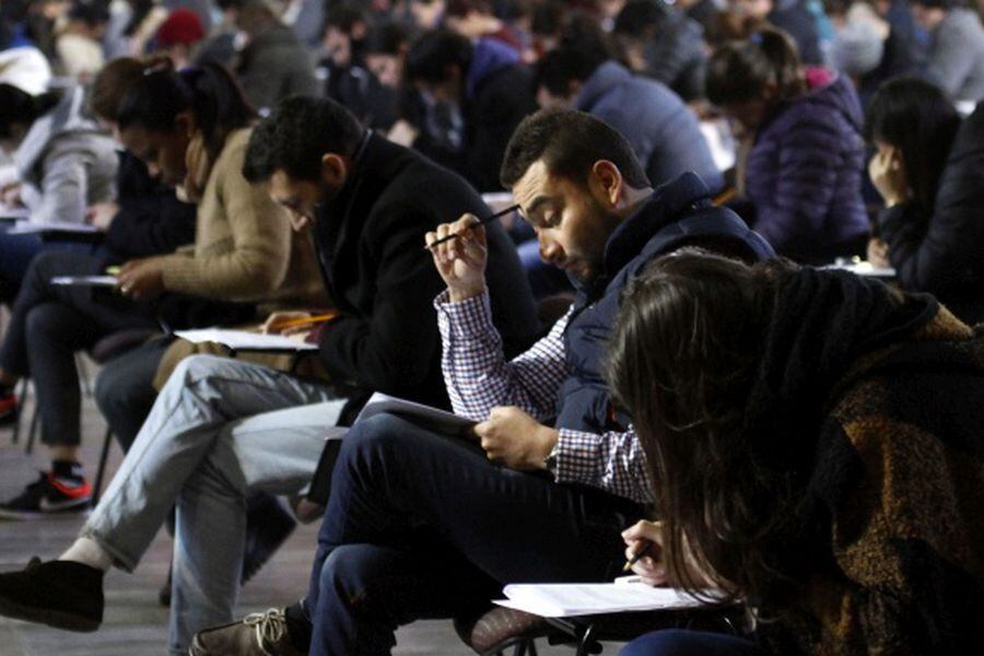 Médicos extranjeros temen colapso en test que los valida como especialistas - La Tercera