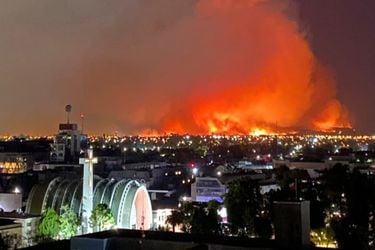 Alerta roja para Chillán y Chillán Viejo por incendio forestal: se activó mensajería SAE para evacuar sector