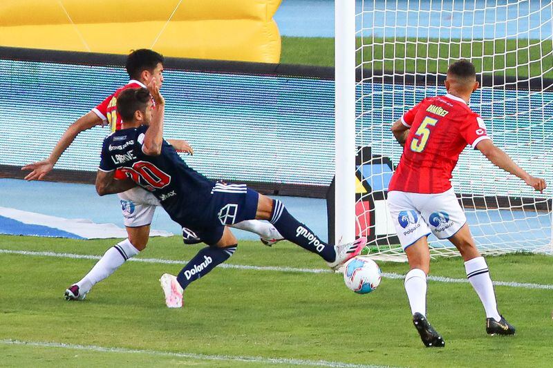 Joaquín Larrivey, en la jugada en que marca su gol en el último enfrentamiento entra la U y Huachipato, jugado en el Estadio Nacional.