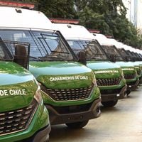 Gobierno Regional entrega nuevos retenes móviles para Carabineros: se repartirán en 14 comunas de la RM